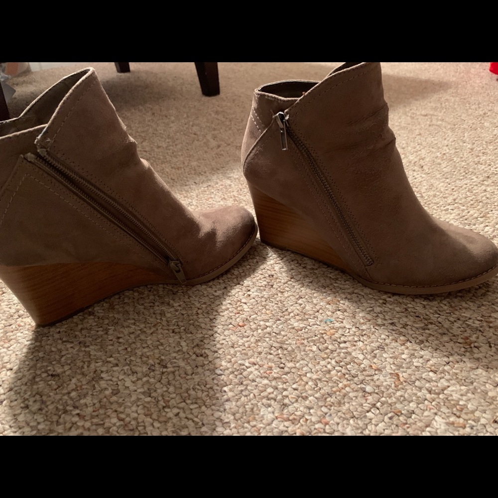 Sonoma booties! EUC. Size 8. 🌸